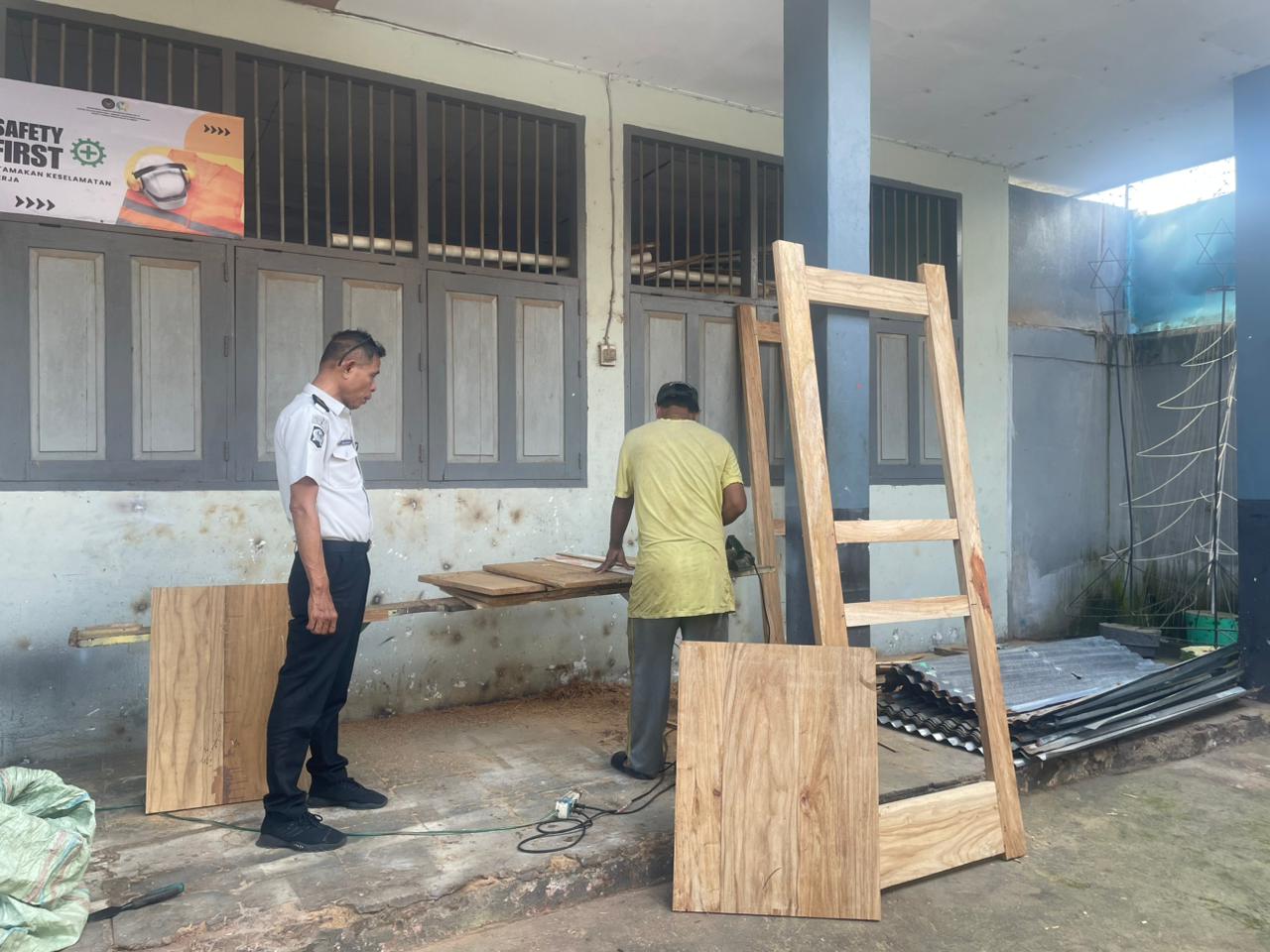 Pembinaan Keterampilan Pertukangan : Warga Binaan Rutan Ambon Berhasil Menciptakan Pintu Berkualitas