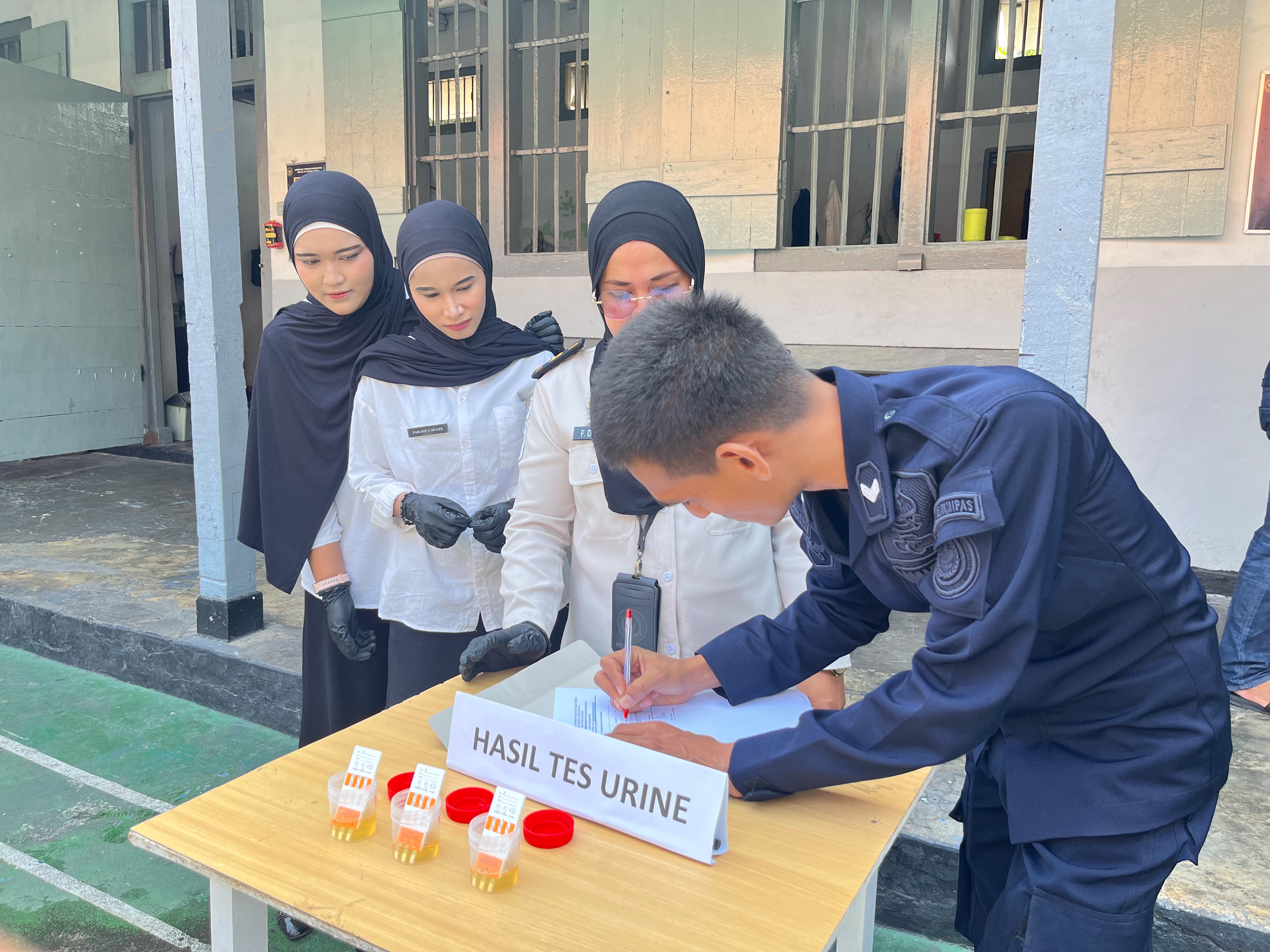 Komitmen Zero Narkoba, Lapas Bandanaira Rutin Tes Urine Warga Binaan dan Petugas