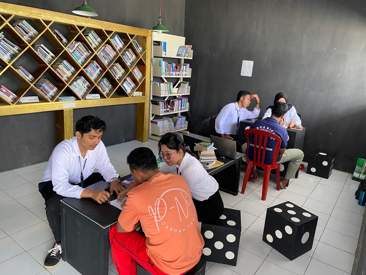 Perkuat Literasi, Peserta Magang Rutan Masohi Dampingi Warga Binaan Belajar Calistung