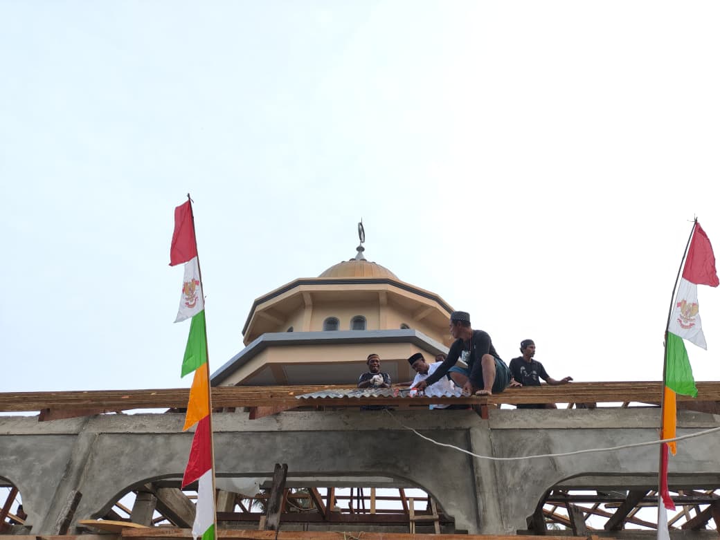 Lapas Geser Hadir di Tengah Masyarakat: Salurkan Bantuan Semen dan Gotong Royong dalam Pembangunan Masjid Dusun Kampung Baru.